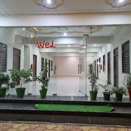 Hotel Vrindavan Prosperity Buitenkant foto