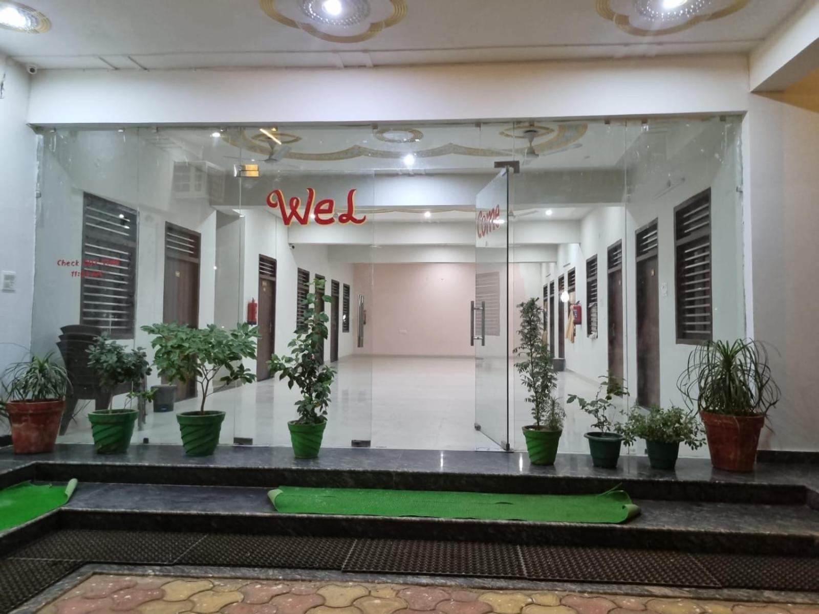 Hotel Vrindavan Prosperity Buitenkant foto