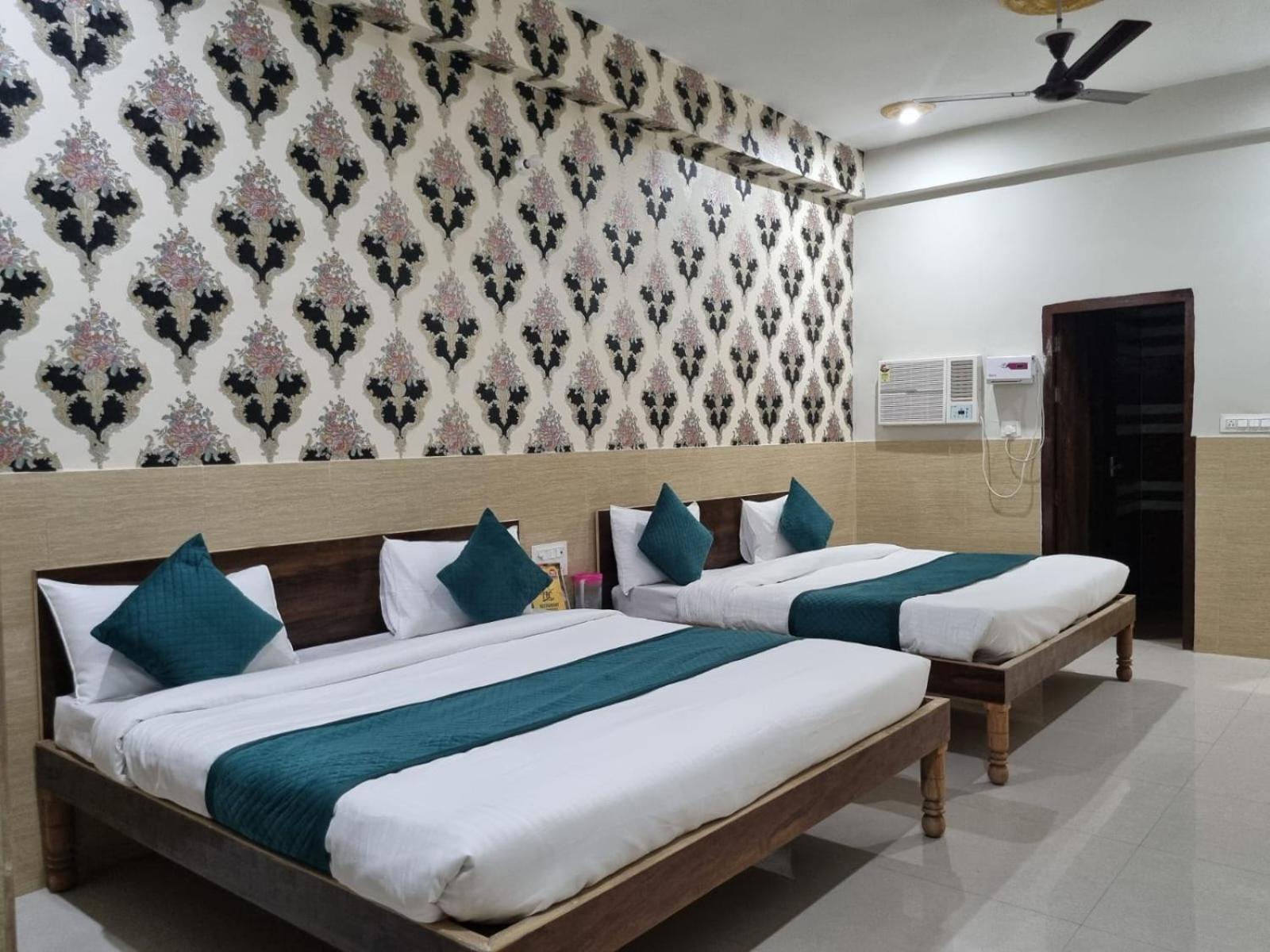 Hotel Vrindavan Prosperity Buitenkant foto