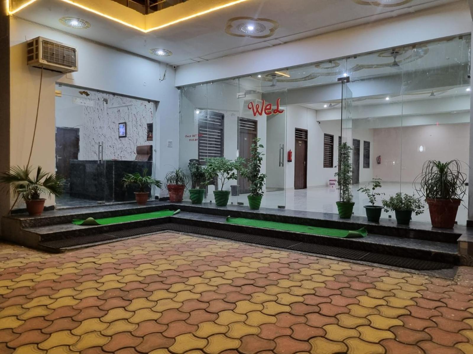 Hotel Vrindavan Prosperity Buitenkant foto