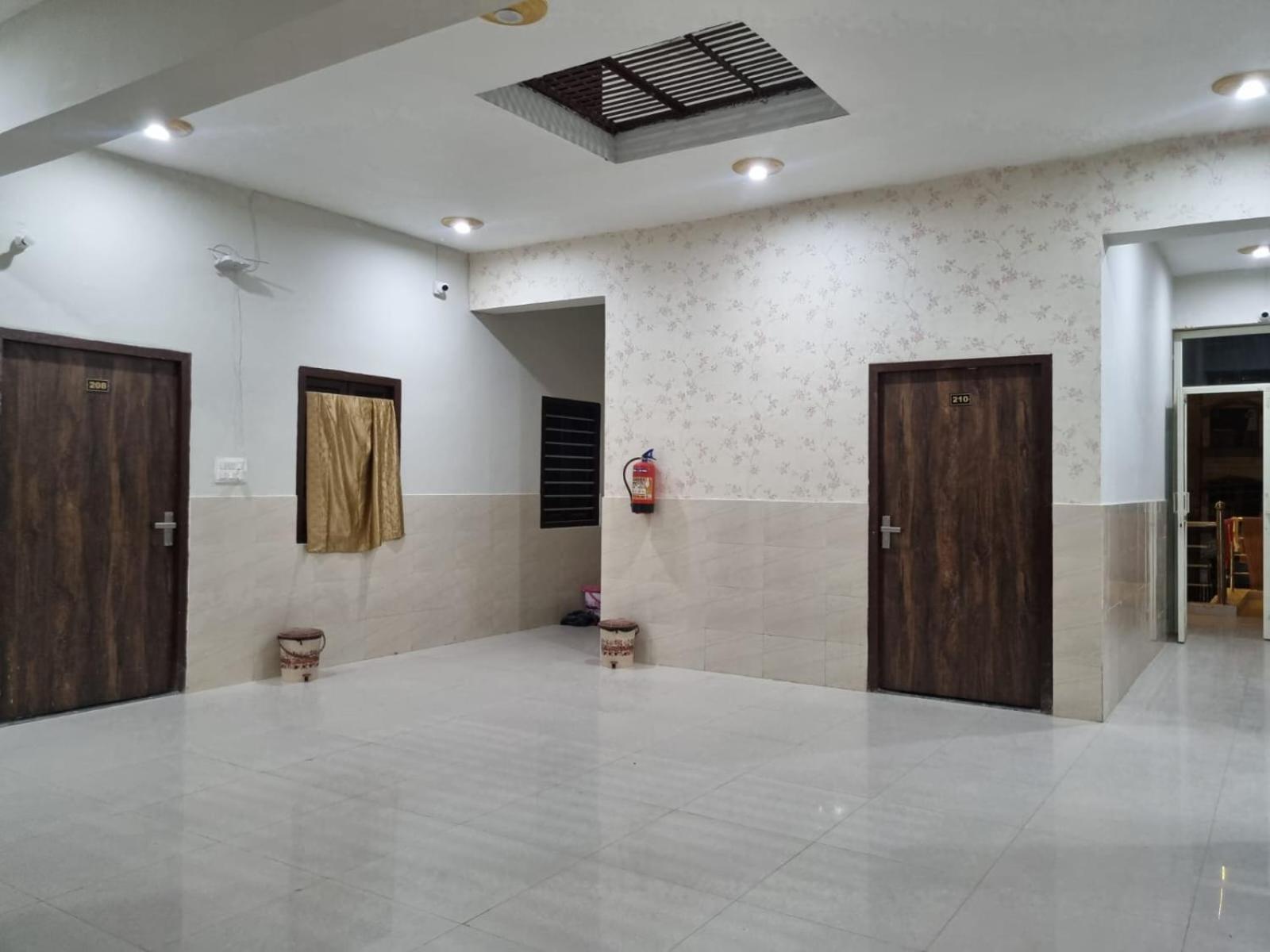 Hotel Vrindavan Prosperity Buitenkant foto